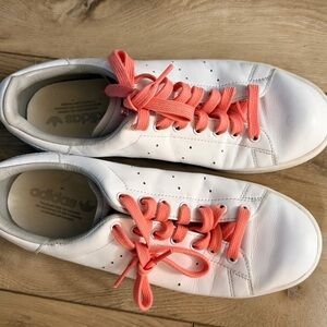 Sz 9 Adidas Stan Smiths White Sneakers Shoes with Coral Laces